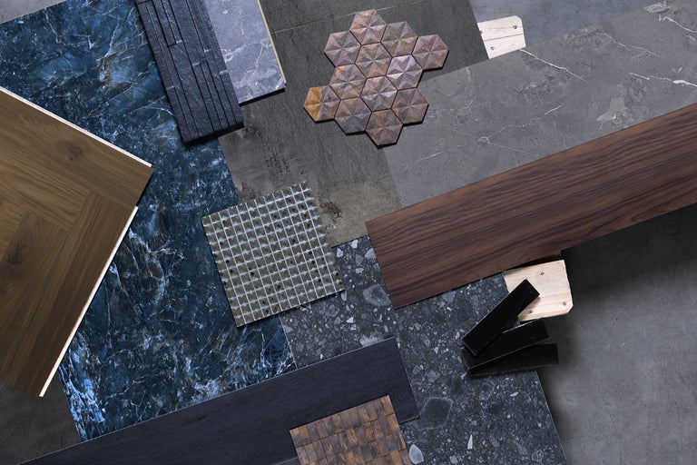 Verschiedene Bodenbeläge und Fliesenmuster, darunter Holz, Marmor und Mosaikfliesen.