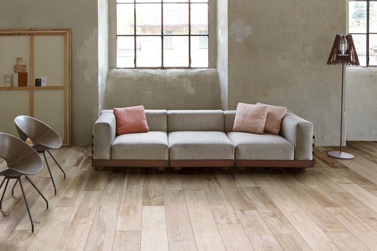 Wohnzimmer mit Sofa, Stühlen, Stehlampe und Holzfußboden