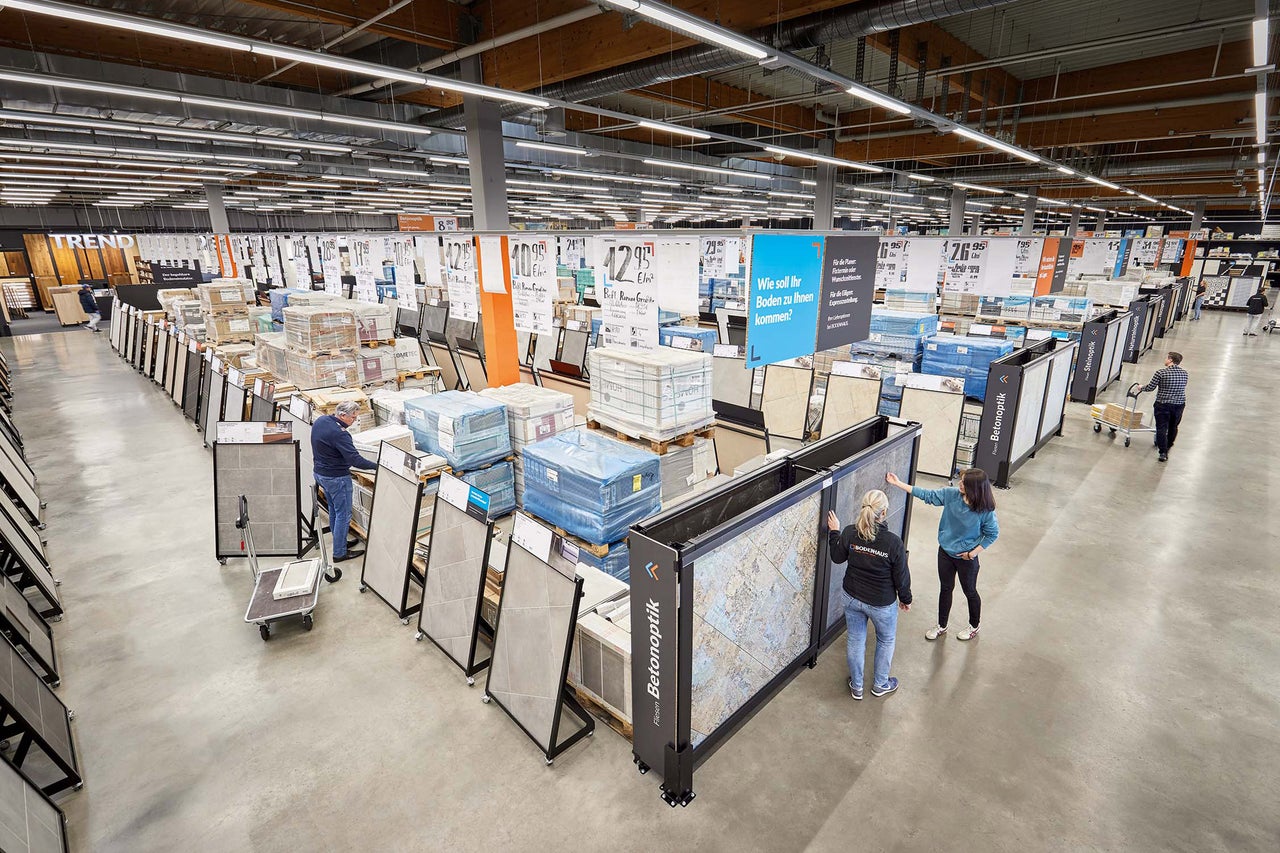Fliesenabteilung in einem Hornbach Markt mit Kunden und verschiedenen Fliesenausstellungen.