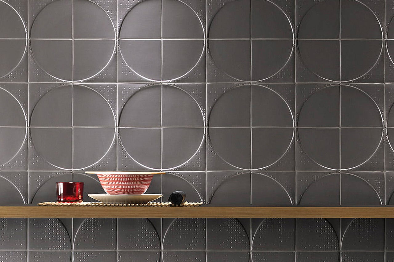 Wandfliesen mit Kreisdesign und Regal