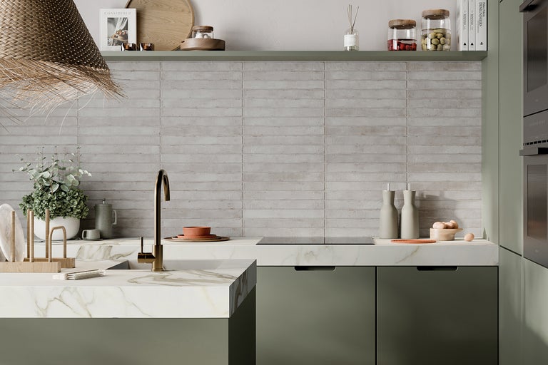 Helle Küche mit Fliesenrückwand, Marmorarbeitsplatte und Pendelleuchte