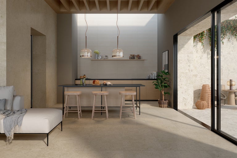 Heller Wohnraum mit Küchenzeile, Sitzgelegenheiten und Fliesenboden