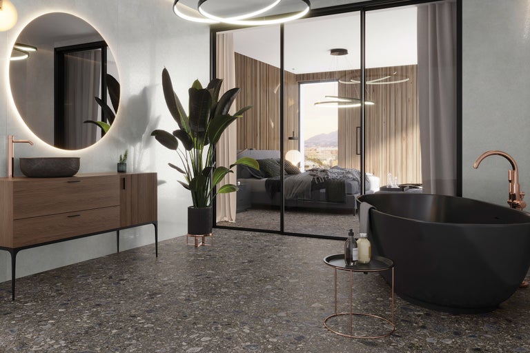 Modernes Badezimmer mit schwarzer Badewanne, Waschtisch mit Spiegel und Zugang zum Schlafzimmer.