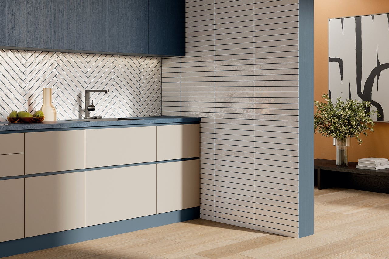 Küchenszene mit hellen Fliesen, Spüle und Küchenschränken