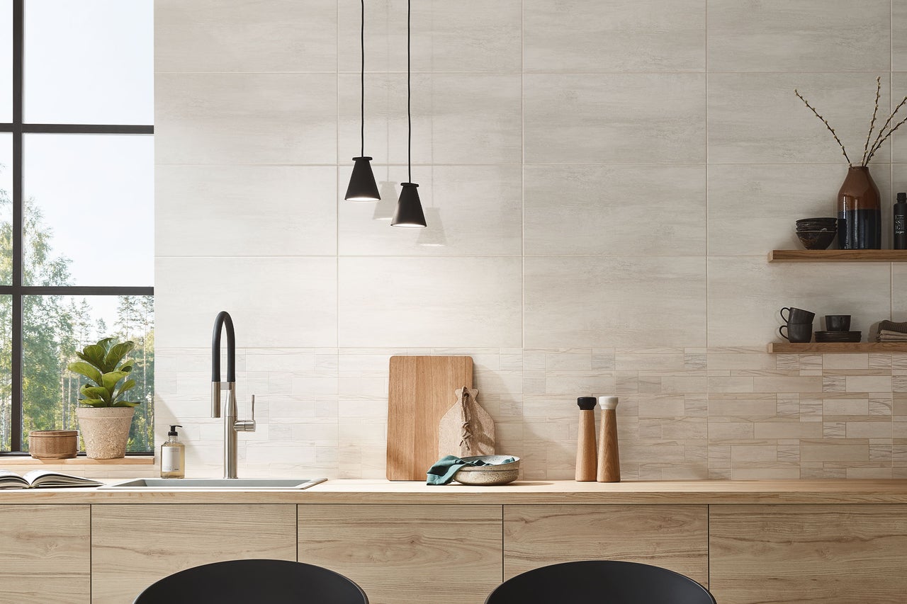 Helle Küche mit Fliesenwand und Holzelementen