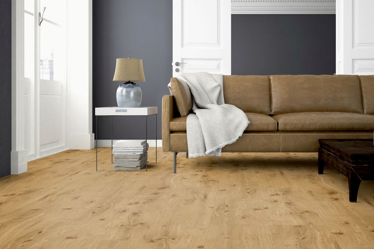 Wohnzimmer mit Laminatboden, Sofa, Tisch und Lampe