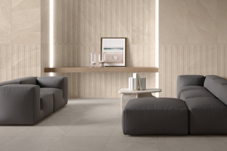 Heller Wohnraum mit Fliesenboden, Sofas und Wandgestaltung