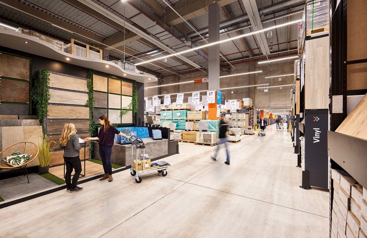 Innenansicht eines Hornbach Baumarktes mit Fliesenausstellung und Kunden
