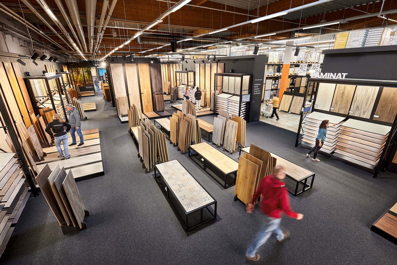 Große Auswahl an Laminatböden in einem Hornbach Markt.