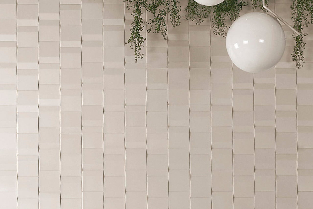 Wandgestaltung mit dreidimensionalen Paneelen und dekorativen Elementen