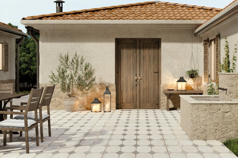 Außenbereich mit Bodenfliesen, Gartenmöbeln und dekorativen Elementen für eine stilvolle Gestaltung.