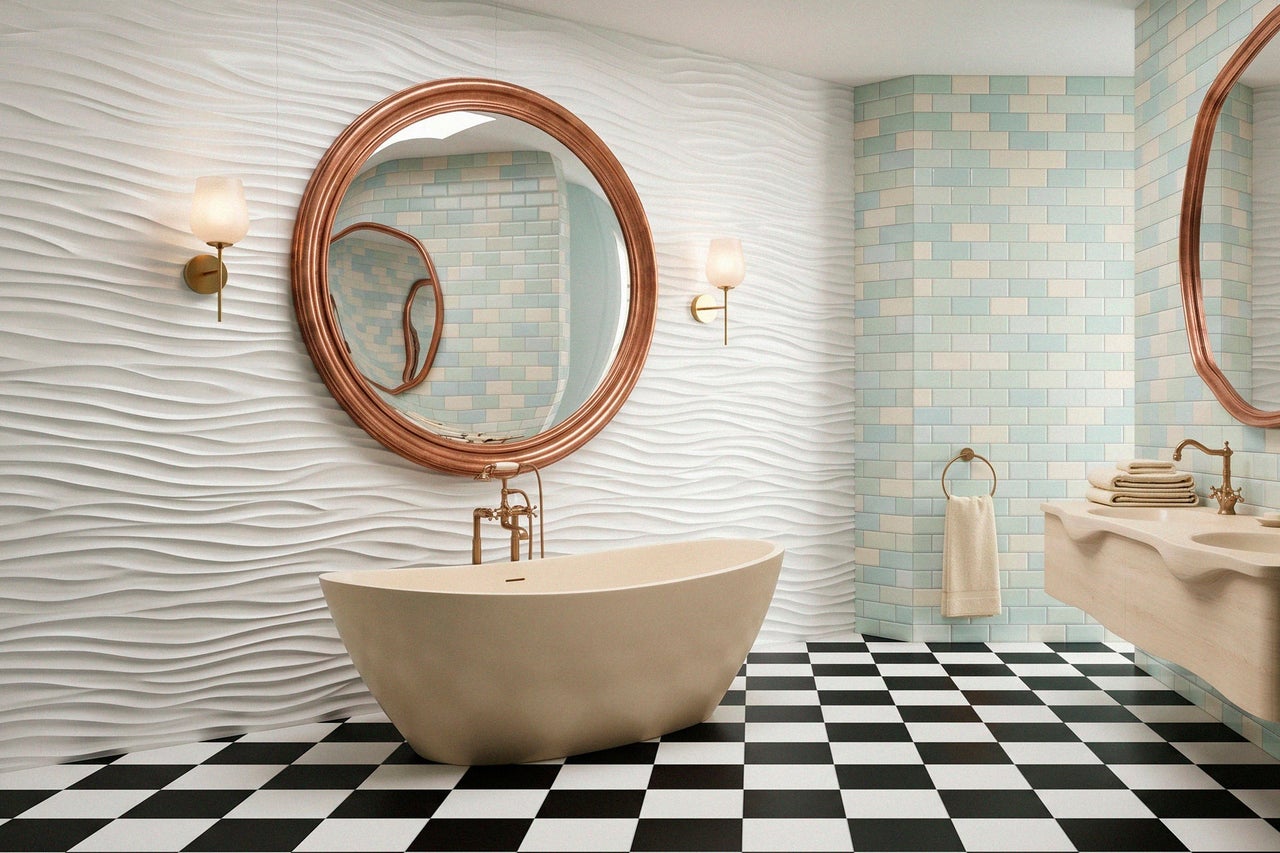Modernes Badezimmer mit freistehender Badewanne, großem Rundspiegel, weißen Wandfliesen mit Wellenstruktur und schwarz-weißem Fliesenboden.