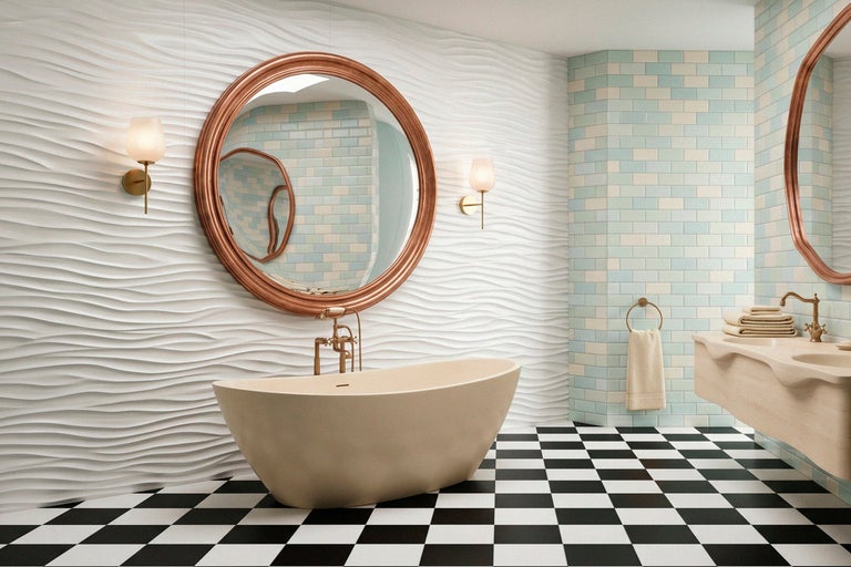 Modernes Badezimmer mit freistehender Badewanne, großem Rundspiegel, weißen Wandfliesen mit Wellenstruktur und schwarz-weißem Fliesenboden.
