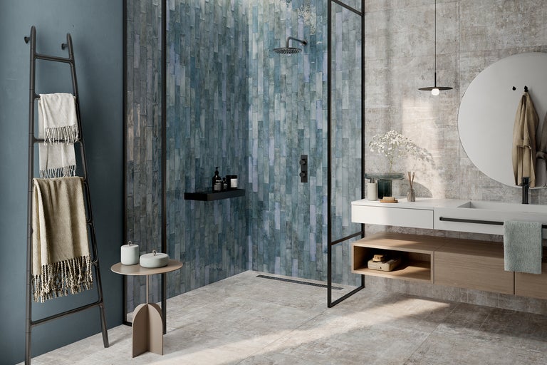 Modernes Badezimmer mit Dusche, Waschbecken und Handtuchhalter