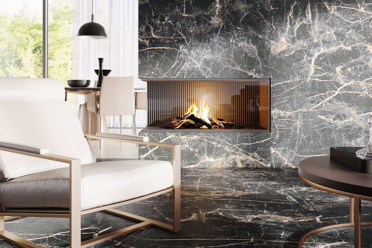 Wohnzimmer mit Marmorwand, Kamin und Sessel
