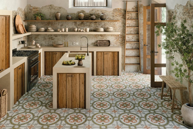 Helle Küche mit Holzelementen, Fliesenboden mit floralem Muster, Regalen und Leiter