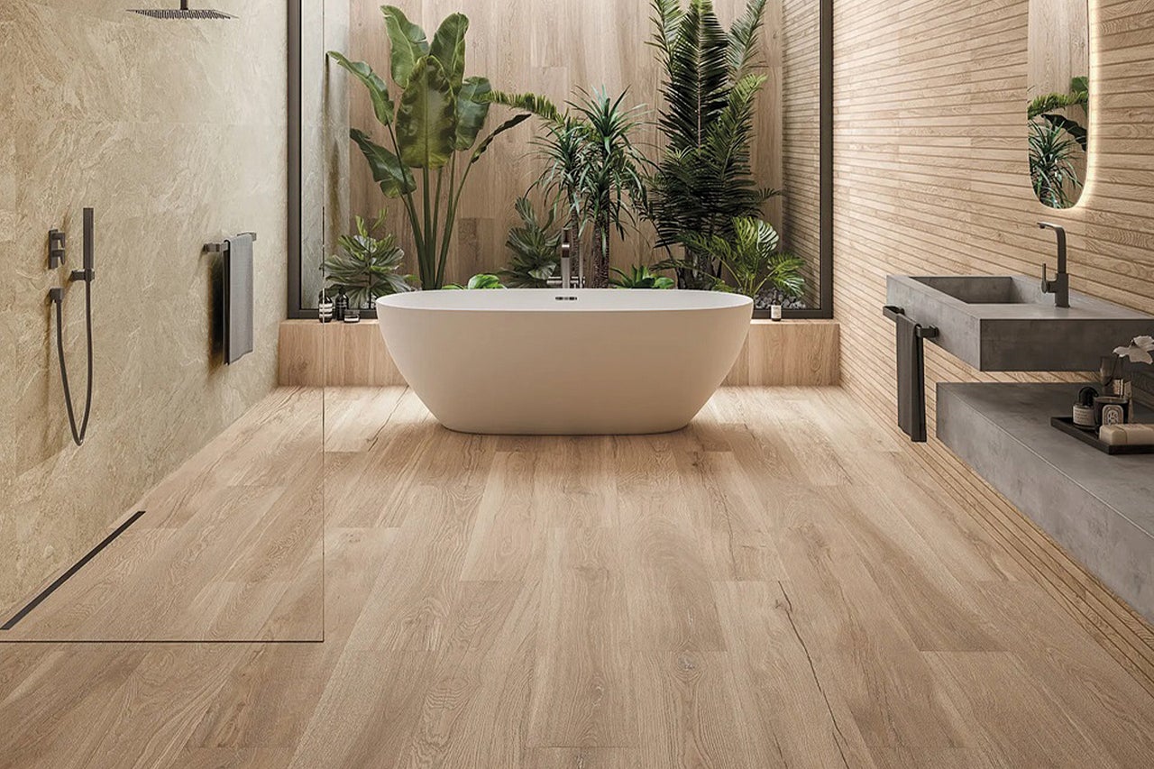 Modernes Badezimmer mit freistehender Badewanne, Dusche und Waschtisch