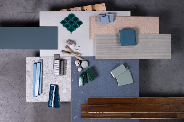 Anordnung verschiedener Boden- und Wandbeläge, darunter Fliesen, Holz und Kork