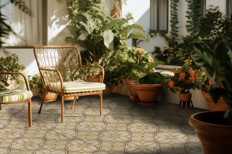 Dekorativer Terrassenbereich mit Rattanmöbeln und Topfpflanzen auf gemusterten Fliesen.