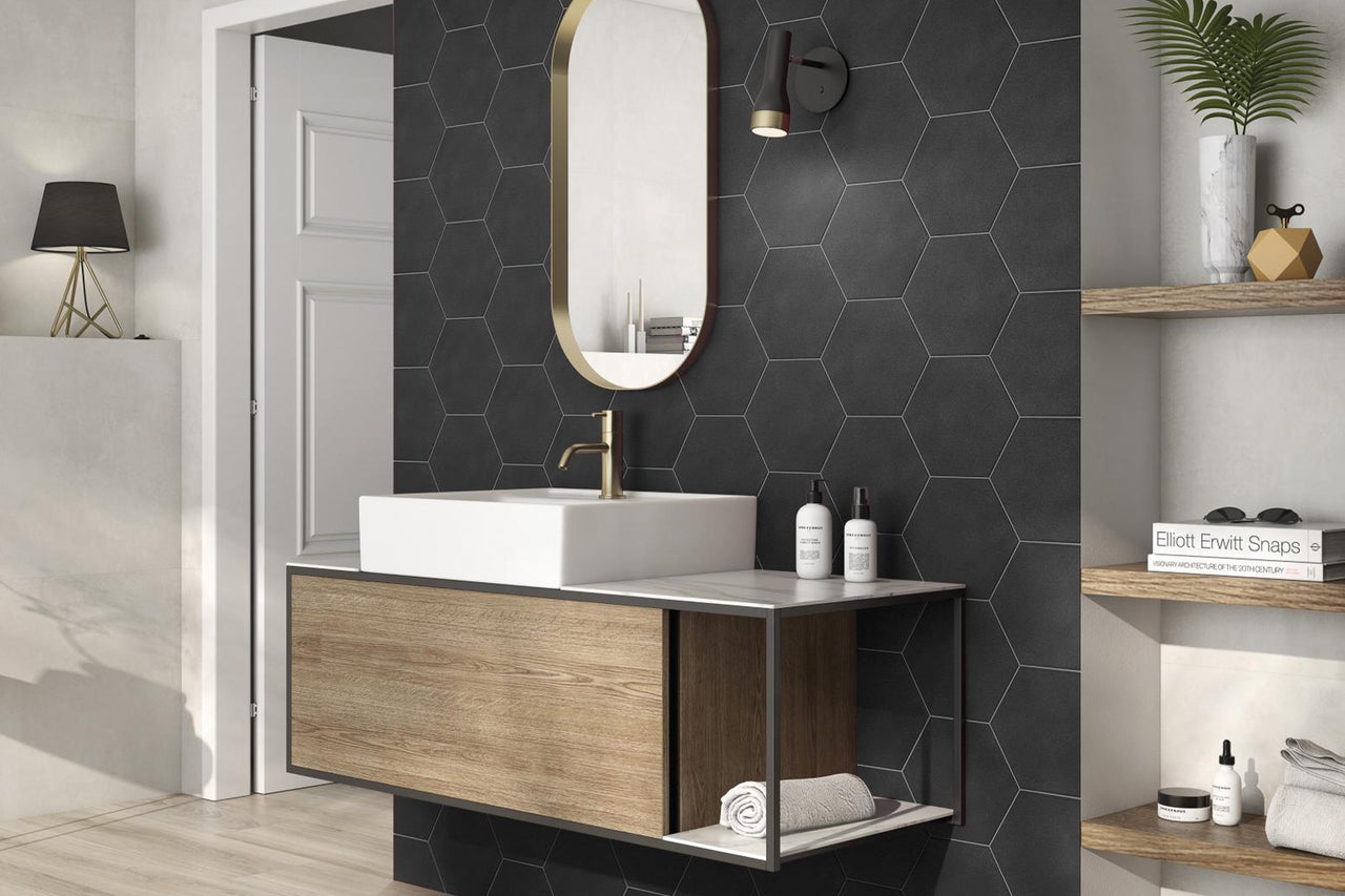 Modernes Badezimmer mit sechseckigen Fliesen, Waschtisch und Holzregalen.