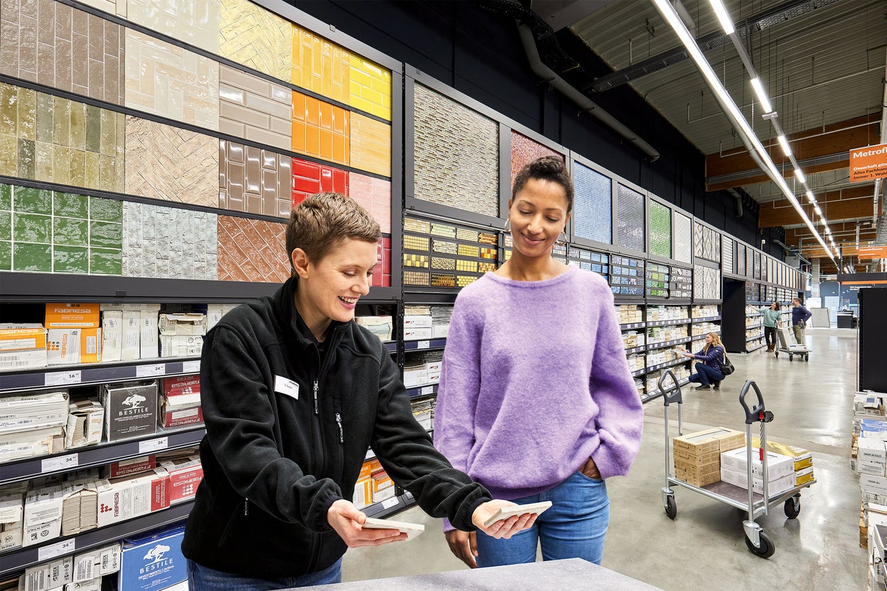 Kundenberatung in der Fliesenabteilung im Hornbach Markt.