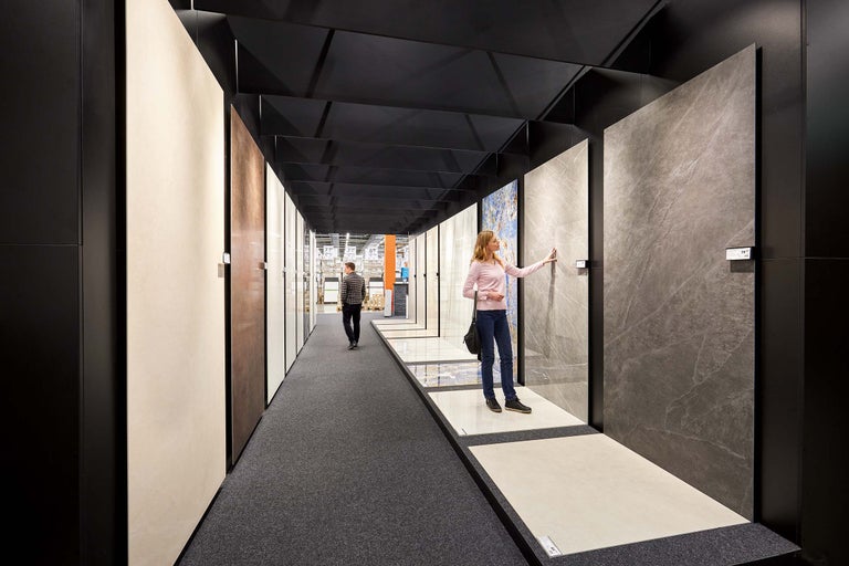 Ausstellung mit Fliesen in verschiedenen Designs und Kunden im Hornbach Markt