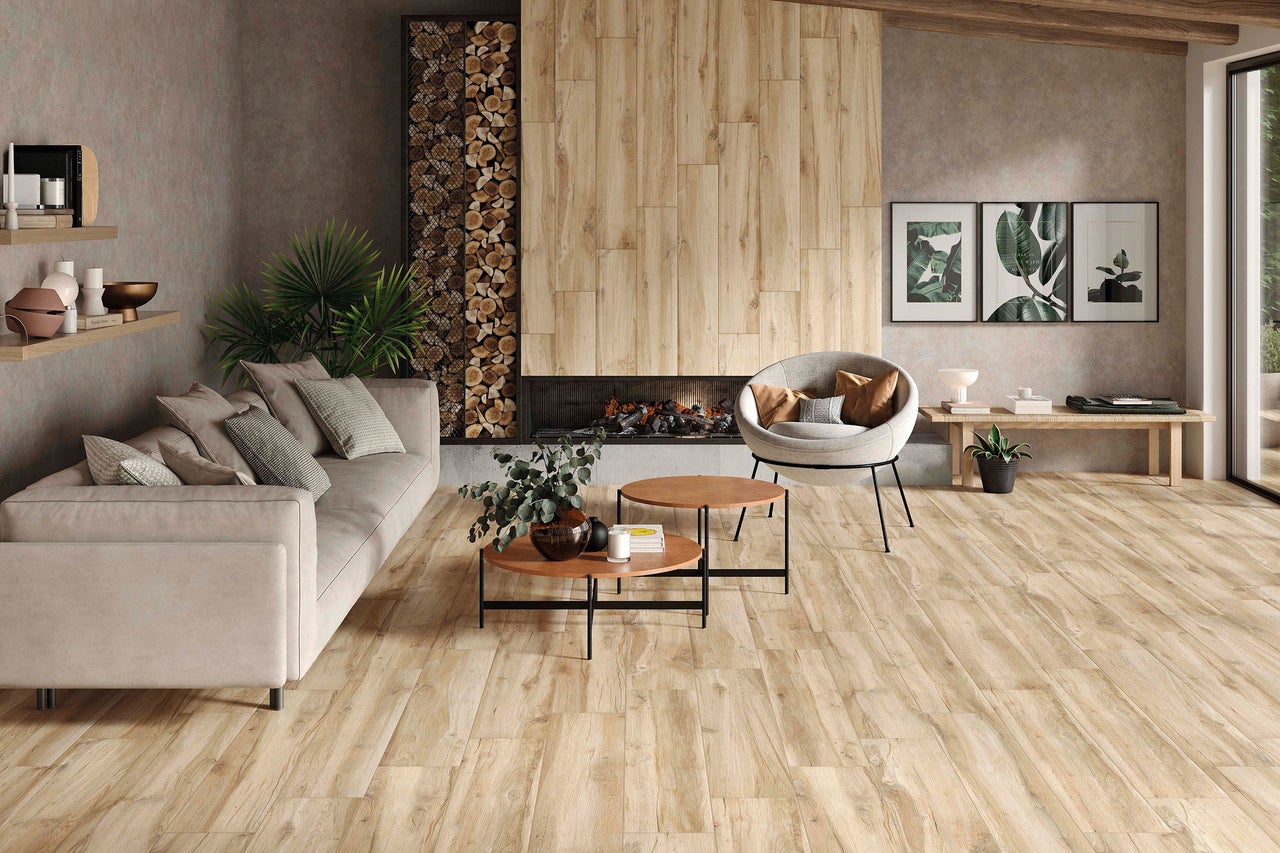 Modernes Wohnzimmer mit Bodenfliesen und Wandverkleidung in Holzoptik, grauem Sofa, integriertem Kamin und Brennholzlager.