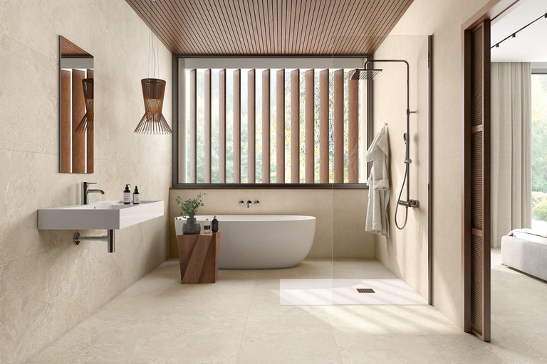 Modernes, helles Badezimmer mit Fliesen in Natursteinoptik, freistehender Badewanne, begehbarer Dusche und Holzlamellendecke.