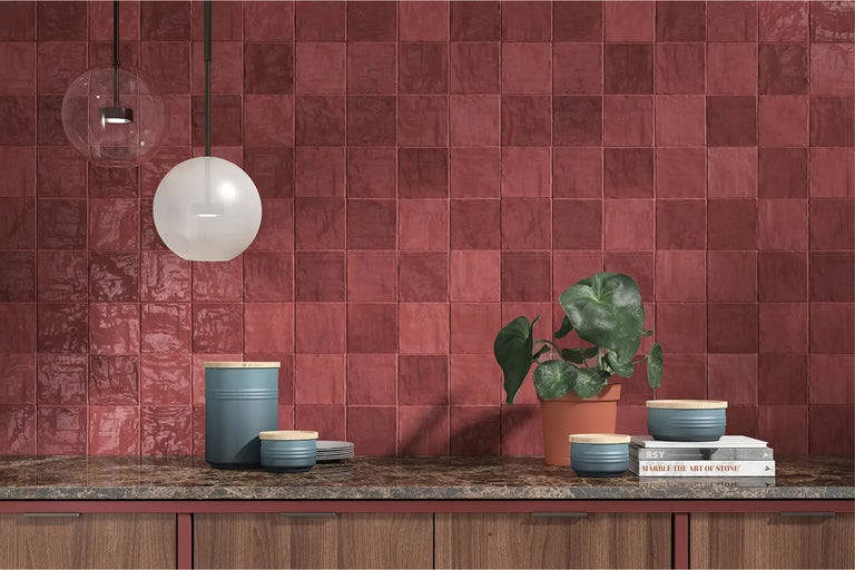 Küchenszene mit roten Fliesen, Dekoration und Pendelleuchten