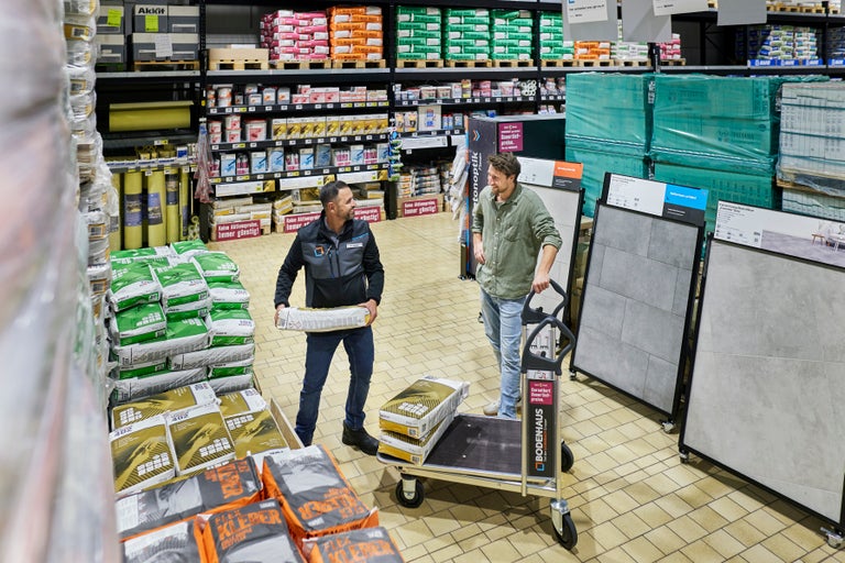 Kunden kaufen Fliesenkleber und Bodenfliesen im Hornbach Markt
