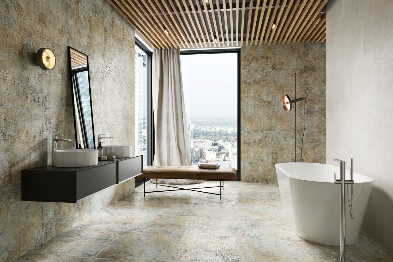 Helles Badezimmer mit Waschtisch, Badewanne, Bank und großem Fenster