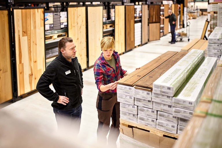 Kunden wählen Holzboden im Hornbach Markt aus.