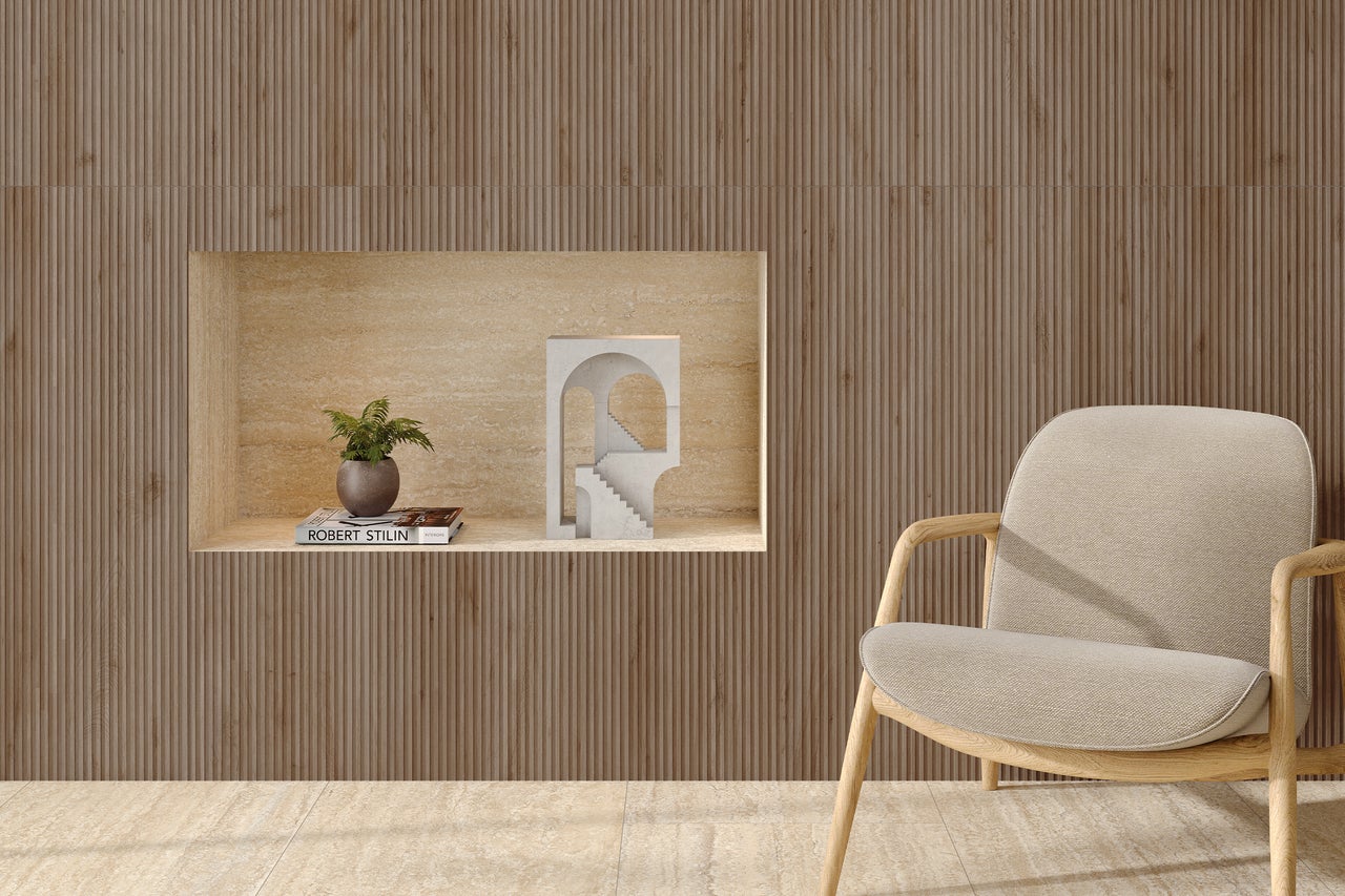 Dekoratives Zimmer mit Wandpaneelen, Sessel und Einbaunische