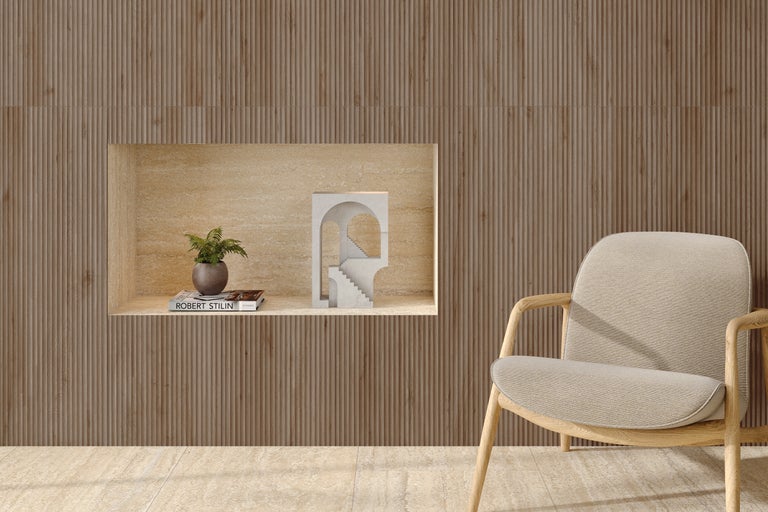 Dekoratives Zimmer mit Wandpaneelen, Sessel und Einbaunische