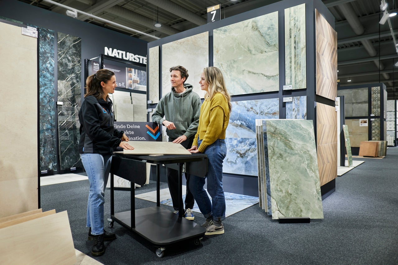 Kunden lassen sich Fliesen im Hornbach Markt zeigen.