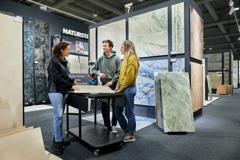 Kunden lassen sich Fliesen im Hornbach Markt zeigen.