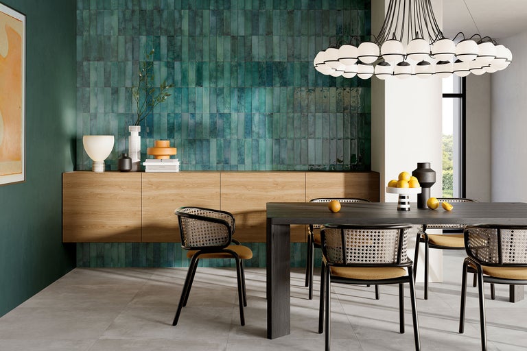 Modernes Esszimmer mit einer Wand aus vertikal verlegten grünen Fliesen, einem schwebenden Sideboard aus Holz und einem schwarzen Esstisch.