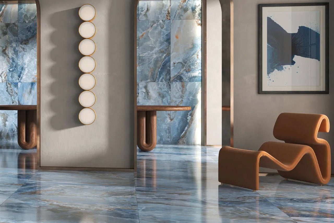 Heller Raum mit blauen Fliesen, Sessel, Gemälde und Beleuchtung