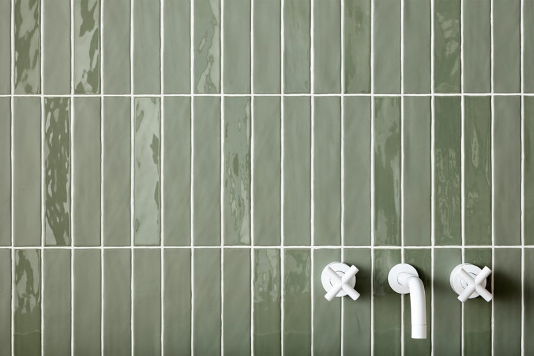 Wandfliesen im Badezimmer mit Armaturen