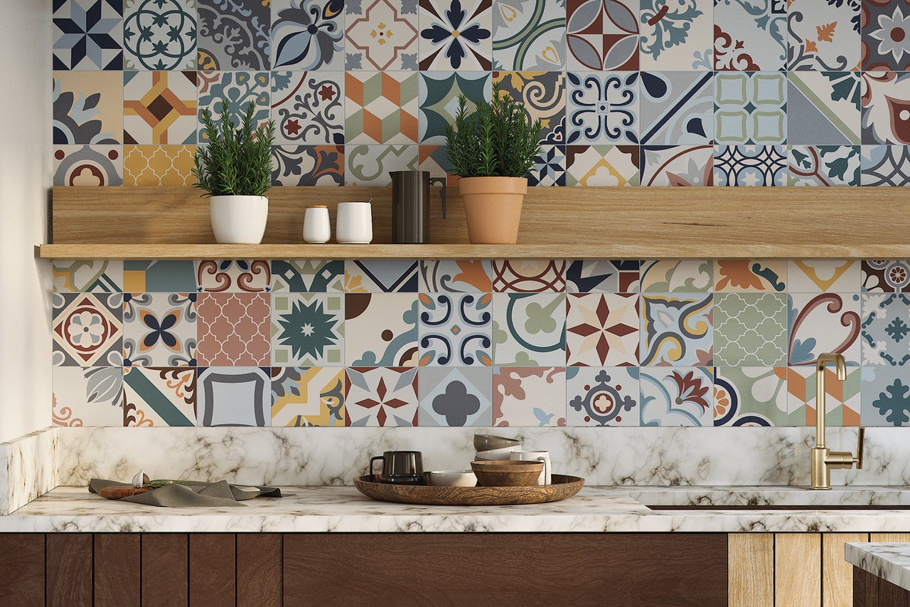 Küchenszene mit gemusterten Fliesen, Holzregal und Marmorarbeitsplatte