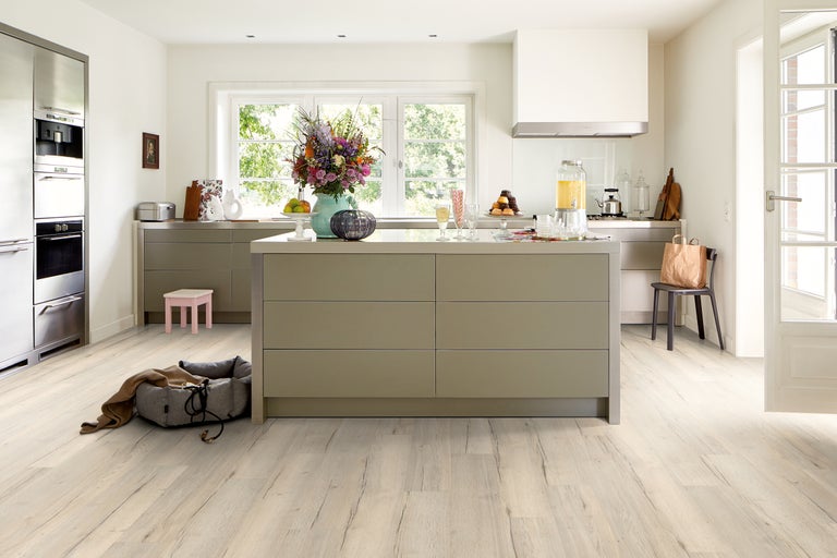Helle Küche mit Kücheninsel, Küchengeräten und Holzboden
