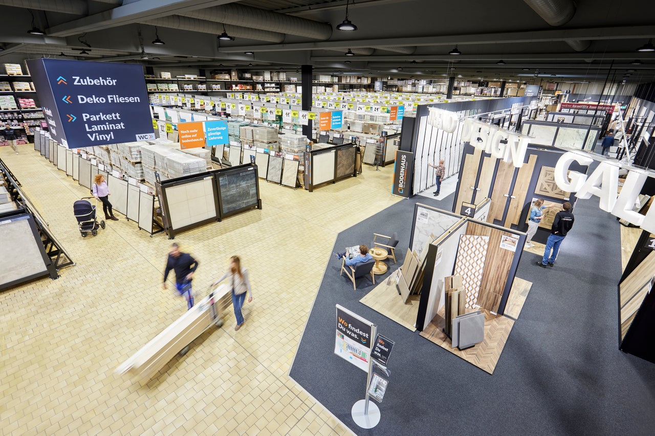 Übersichtsbild eines Hornbach Bau Marktes mit Fokus auf Fliesen, Laminat und Vinyl.
