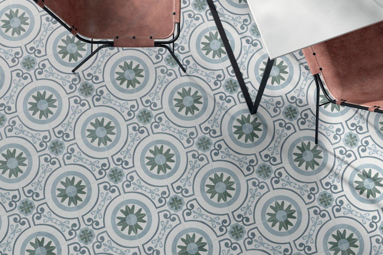 Dekorative Wandfliesen mit floralem Muster und Wassergläsern auf einem Regal