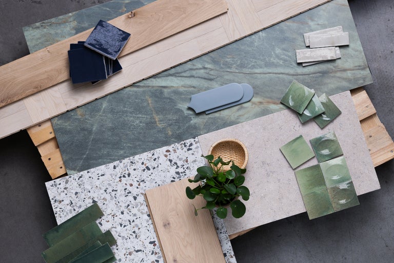 Verschiedene Bodenbeläge und Fliesenmuster auf einer Palette präsentiert.