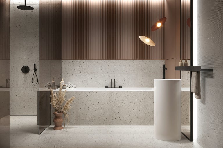 Modernes Badezimmer mit Dusche, Badewanne und Waschtischsäule