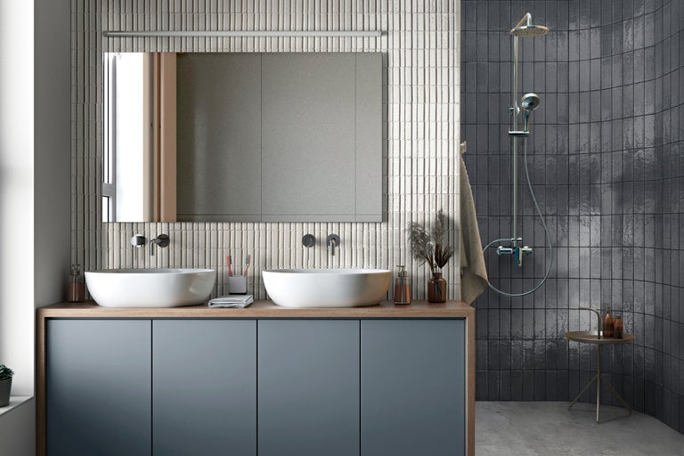 Modernes Badezimmer mit Doppelwaschbecken, Spiegel und Dusche