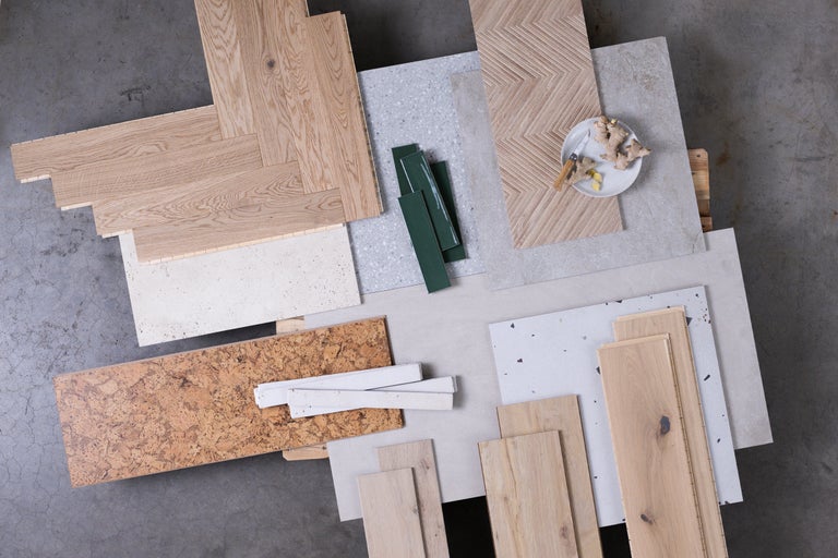 Anordnung von Bodenbelägen, Fliesen und einer Ingwerknolle auf einem Teller