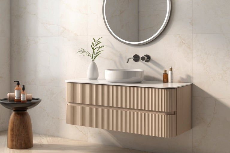 Helles Badezimmer mit Waschtischunterschrank, Aufsatzwaschbecken, rundem Spiegel und Fliesen