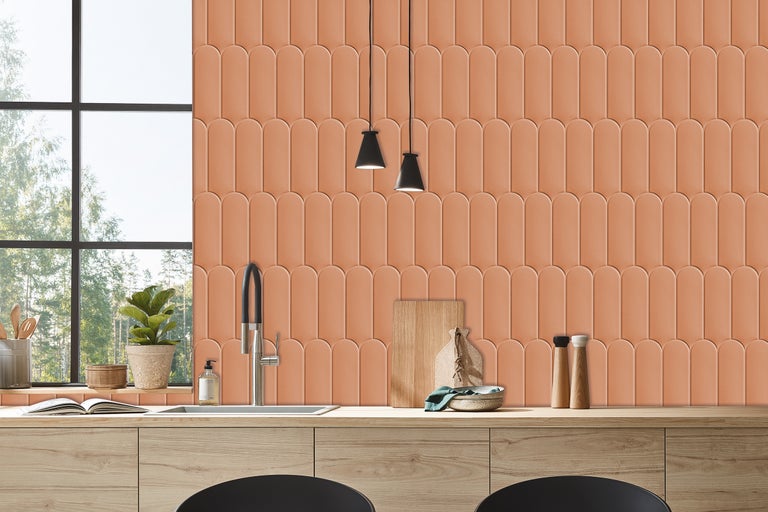 Küchenszene mit Spüle, Armatur und orangefarbenen Fliesen an der Wand