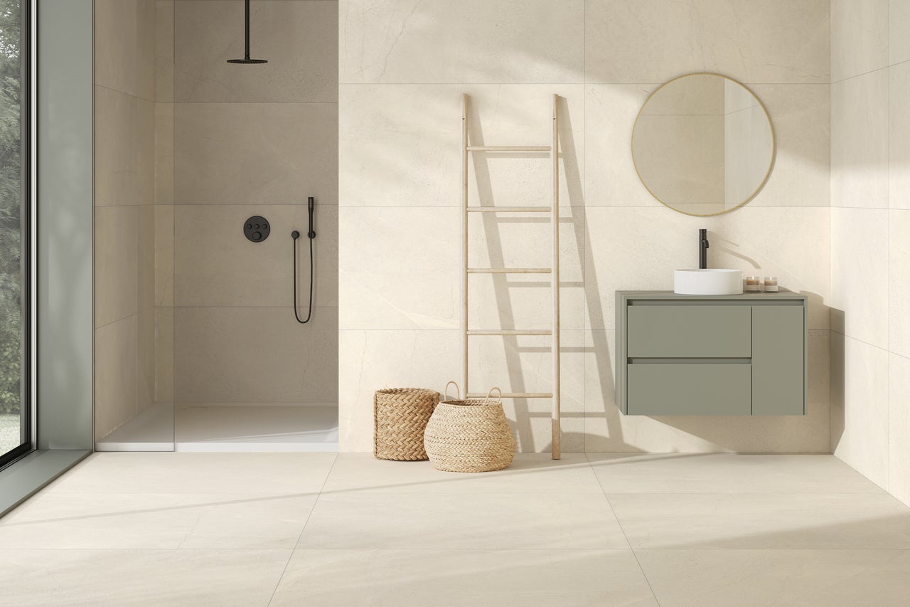 Helles Badezimmer mit Dusche, Waschbeckenunterschrank, Spiegel und Holzleiter